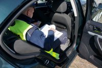 Policjant wypisuje mandat