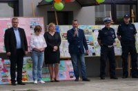 Zastępca Komendanta Powiatowego, Wójt Gminy i nauczyciele otwarli festyn i przywitali przybyłych gości