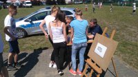 Policjanci egzaminują uczniów