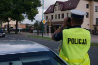 policjant obserwuje uczestników ruchu