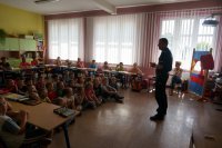 Dzieci słuchają policjanta