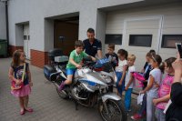 Najmłodsi oglądają motocykl i radiowóz