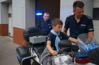 Policjant z drogówki prezentuje sprzęt