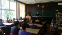 Policjant rozmawia z przyszłymi kierowcami