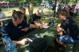 Policjanci przeprowadzają test z zakresu wiedzy z ruchu drogowego