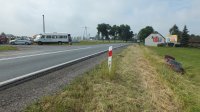Policjanci pracują na miejscu kolizji