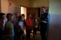 Policjant wita przybyłych