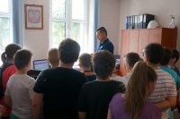 Dyżurny rozmawia z uczniami