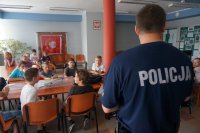 Funkcjonariusz przypomina o zasadach bezpieczeństwa podczas wakacji