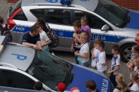 Dzieci oglądają policyjny radiowóz