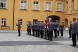 Policjanci na dziedzińcu zamkowym