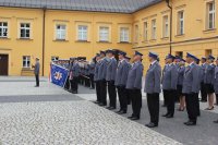 Policjanci i orkiestra na dziedzińcu zamkowym