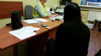 Policjanci wykonują czynności z zatrzymaną