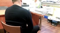 Zatrzymany przesłuchiwany przez funkcjonariuszy