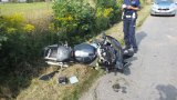 Policjant przy przewróconym motocyklu