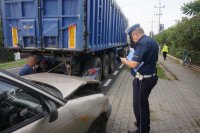 Policjant sporządza dokumentację na miejscu kolizji