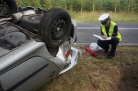 Policjantka wykonuje czynności na miejscu zdarzenia