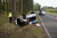 Peugeot w przydrożnym rowie