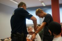 Profilaktyk pokazuje policyjny sprzęt