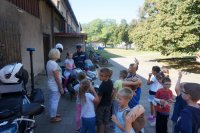 Policjanci przekazują sprzęt i motocykle