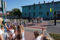 Policjanci prezentują jak prawidłowo przechodzić przez przejście