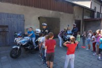 Przed szkołą dzieci oglądają motocykle
