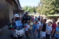 Policjanci z drogówki przed szkołą z uczniami klas 1 i 2