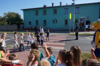 Dzieci uczą się jak bezpiecznie przechodzić przez jesdnię