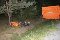 Motocykl w przydrożnym rowie