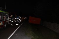 Policjanci i strażacy wykonują czynności na miejscu zdarzenia