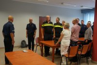 Kierownictwo jednostki i dzielnicowi witają gości w świetlicy