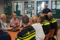 Komendant przemawia do policjantów z Holandii