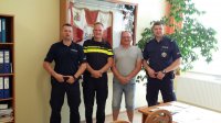 Pamiątkowe zdjęcie z dyrektorem szkoły