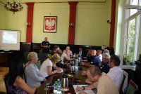 Policjanci na posiedzeniu komisji w Starostwie Powiatowym w Lublińcu