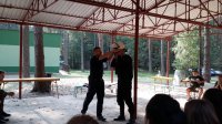 Policjant prezentuje młodzieży sprzęt