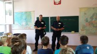 Dzielnicowy i profilaktyk w trakcie prelekcji