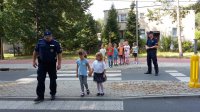 Pod okiem mundurowych dzieci przechodzą przez jezdnię
