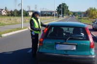 Policjantka sprawdza stan trzeźwości kierowcy