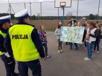 Policjanci oceniają transparenty
