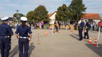 Policjanci oceniają jazdę uczestnika