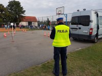 Uczestnicy pokonują tor przeszkód na rowerze