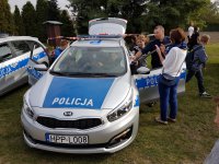 Policjanci prezentują sprzęt