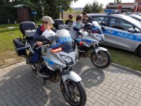 Dzieci na motocyklach i w radiowozach