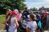 Policjant drogówki prezentuje sprzęt