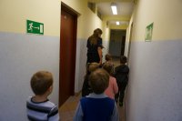 Policjantka oprowadza dzieci po komendzie