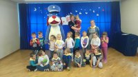 Policjantka z przedszkolakami z szóstki