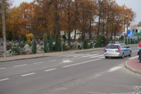 Policjanci patrolują tereny w pobliżu cmentarzy