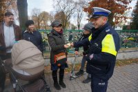 Policjanci rozdają odblaski