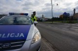 Policjanci kontrolują kierujących