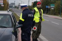 Policjanci i żandarmi przeprowadzają kontrole stanu trzeźwości